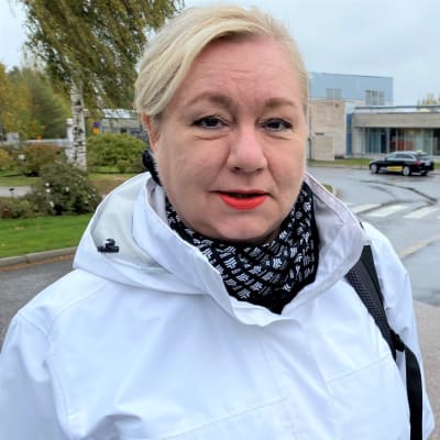 Marianne Bruce-Suomela utanför ingången till Borgå sjukhus.