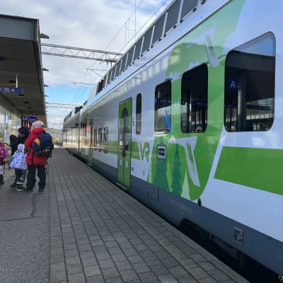Lahden rautatieasemalla Z-paikallisjuna lähdössä kohti Helsinkiä, junan vieressä ihmisiä.
