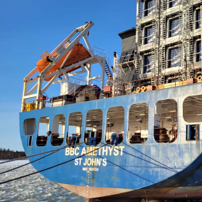 Fartyget BBC Amethyst i Vasa hamn 6.2.2023. Bilden visar fartygets blåmålade akter intill kajen.