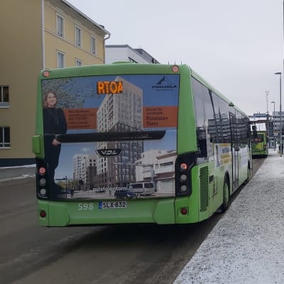 Jyväskylän liikenteen linja-auto pysäkillä Asemakadulla. 