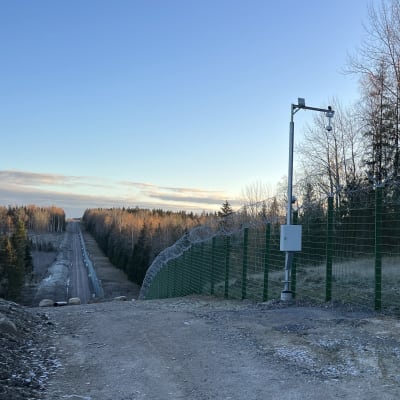 Stängsel med taggtråd upptill vid den finska östgränsen.