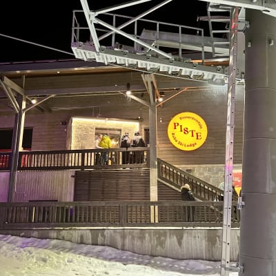 Ravintolan sisäänkäynti ja goldolihissin tolppia.