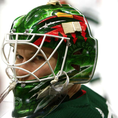 Kaapo Kähkönen var uppkallad till NHL för en månad sedan men fick då nöja sig med att vakta båset.