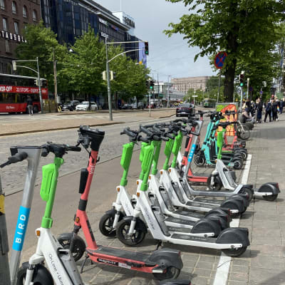 Elsparkcyklar, parkerade elsparkcyklar, grön, röd, turkos