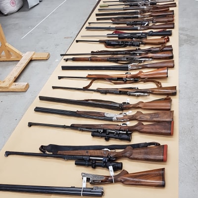 35 vapen som polisen beslagtagit i samband med en husrannsakan.