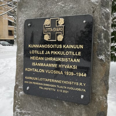 Lotta-muistomerkki Kajaanin Veteraanipuistossa. 