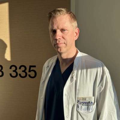 Tuiran hyvinvointikeskuksen apulaisylilääkäri Janne Mäkelä seisoo vastaanottohuoneen ovella. 