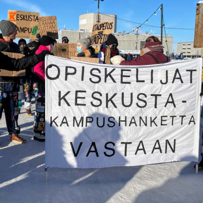 Oulun yliopiston keskustakampusta vastustavat mielenosoittajat lähdössä liikkeelle Oulun Kauppatorilta.