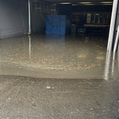 Kajaanissa kaupan lastauslaiturille tulvi sadevettä yli metrin.