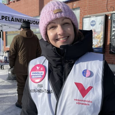 Vasemmistoliiton Piia Kilpeläinen-Tuoma kampanjoimassa Keminmaassa.