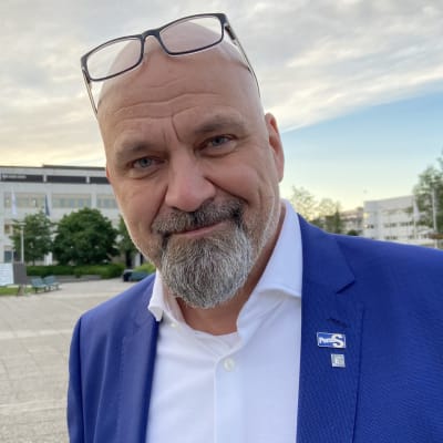Kuvassa Mauri Peltokangas seisoo Kokkolan torilla.
