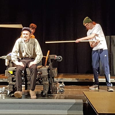 Lappeenrannan lukio teatteri harjoittelee Häräntappoase -näytelmää