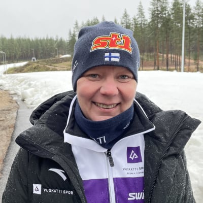 Vuokatti Sportin toimitusjohtaja Mari Varjonen ensilumenladulla Vuokatissa.