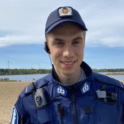 Vanhempi konstaapeli Joni Virkkala Meripuiston rannalla Kokkolassa.