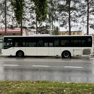 Linja-auto pysäkillä Kajaanissa.