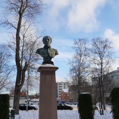 Kansalliskirjailija Johan Ludvig Runebergin patsas Pietarsaaressa, missä perhe asui vuosia.