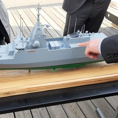 En grå miniatyrmodell av stridsfartyget.