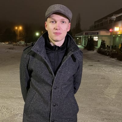 Hämeenlinnalainen vasemmistoliiton aluevaaliehdokas Aapo Reima Turengin keskustassa.