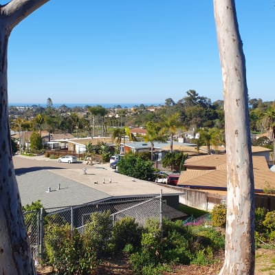 Encinitas från kullarna ett par kilometer från stranden - Jehovas vittnens Rikets sal i mitten av bilden.