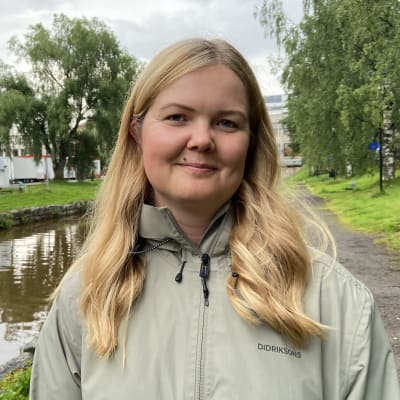 Kaupunginpuutarhuri Sini Sangi seisoo Suntin rannalla.