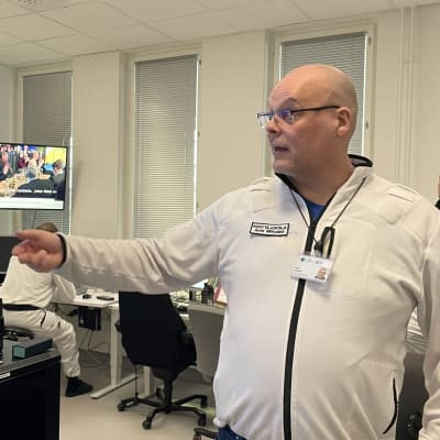  Ensihoitokseskuksen osastohoitaja Antti Niittylahti osoittaa näyttöön, jossa kentällä olevat ambulanssit näkyvät