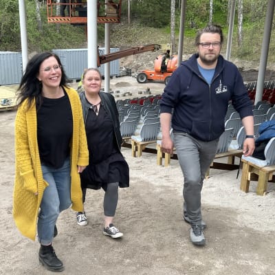 Simo Jokinen, Maija Siljander, Minttu Seppo ja Juhana Rönnkvist kävelevät rakenteilla olevan kesäteatterin katsomorinnettä ylös.