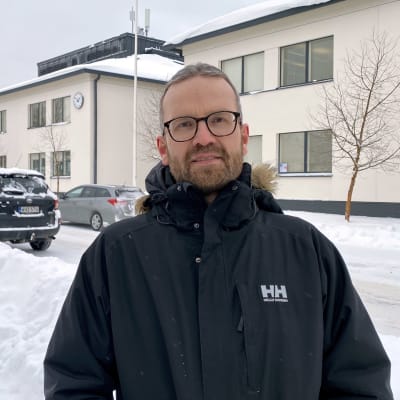 Rektor Johannes Nygren framför Lyceiparkens skola.
