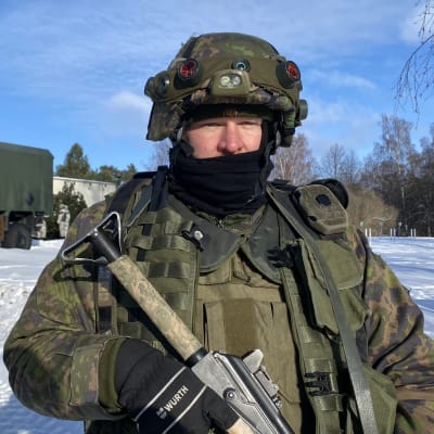 Kuvassa reserviläinen Pertti Linna, joka käy aktiivisesti kertaamassa ja on mukana Pirkanmaa 23 paikallispuolustusharjoituksessa.