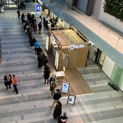Ihmisiä jonottamassa äänestämään kauppakeskus Valkean kesäkadulla. 