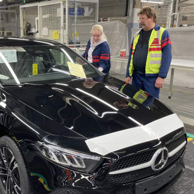 Uudenkaupungin autotehtaan pääluottamusmies Jouni Varjonen puhuu nuoremmille työkavereilleen koottavan Mercedes-Benzin vieressä.