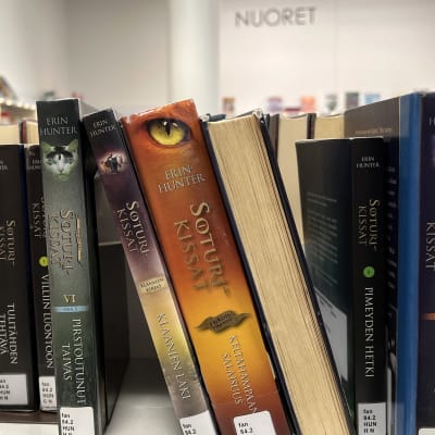 Soturikissa-kirjoja kirjaston hyllykössä.