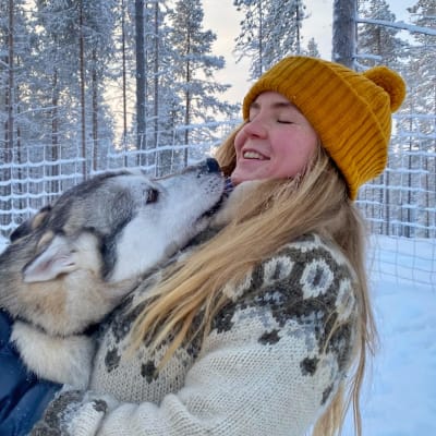 Kuusamolaisen husky-tilan emäntä Tiia Jormakka ja Rapsu-siperianhusky.