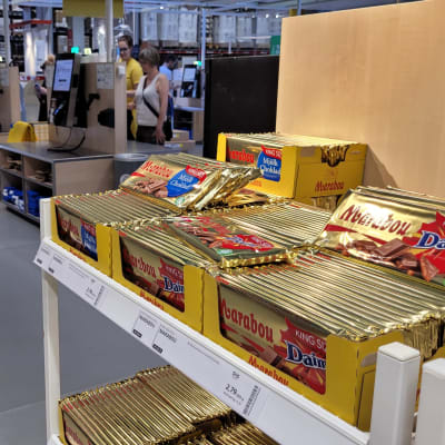 Kahvi- ja suklaapakkauksia myynnissä Ikean hyllyssä.