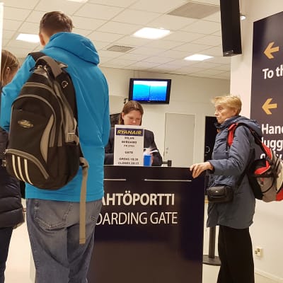 Matkustajia Lappeenrannan lentokentän lähtöportilla