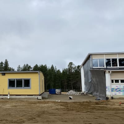 Vuotson koulurakennustyömaalle siirrettiin moduulirakennukset uutta koulua varten heinäkuun lopussa 2022. 