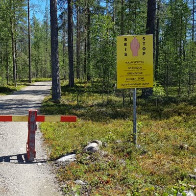 Rajavyöhyke on merkitty puomein ja kyltein. 
