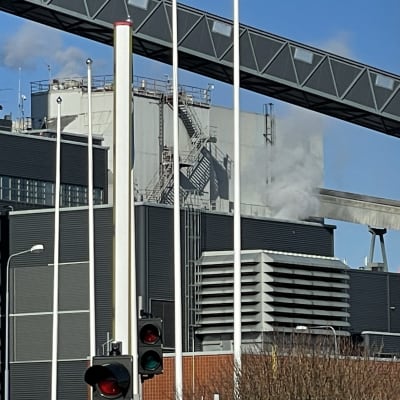 En fabrik, rök stiger upp från en av byggnaderna