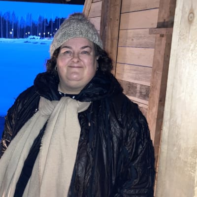 Erikoissyyttäjä Pia Mäenpää Pankalammen uimakopilla hymyssäsuin. 