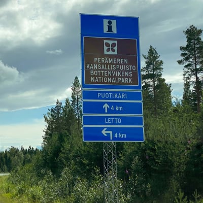 Tien laidassa kyltti, joka opastaa Perämeren kansallispuiston satamaan.