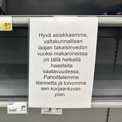 En lapp om information om varför pastahyllorna är tomma.