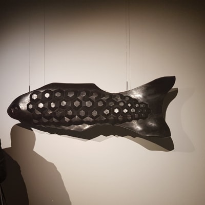En stor fisk av träslaget ebenholts som konstnären Ilona Rista har skurit ut för hand.