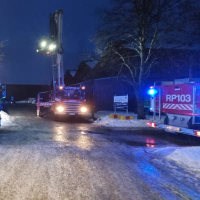 Brandbilar vid industrihall på Vasklot i Vasa.