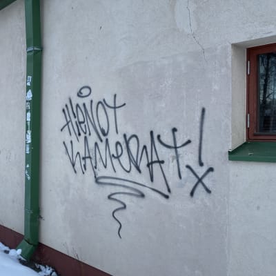 Rakennus, jota on töhritty graffiteilla.