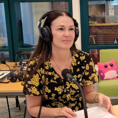 Kansanedustaja Lulu Ranne Yle Hämeenlinnan radiostudiossa mikrofonin ääressä.