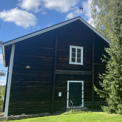 Härkätien museo Rengossa hautausmaan vieressä kuvattuna 15.8.2023.