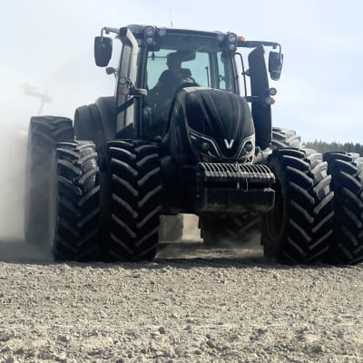 Valtra trktori pellolla.