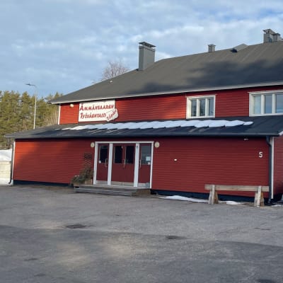 Vanha punainen puusta rakennettu seurantalo.