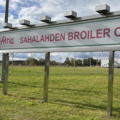 Atrian Sahalahden tehtaan edustalla seisova iso kyltti, jossa lukee "Atria, Sahalahden Broiler Oy".