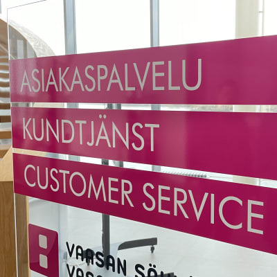 Skylt inne på Vasa elektriskas kontor som guidar kunder till kundtjänsten.