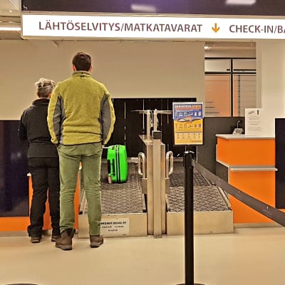 Matkustajia Lappeenrannan lentokentän lähtöselvityksessä